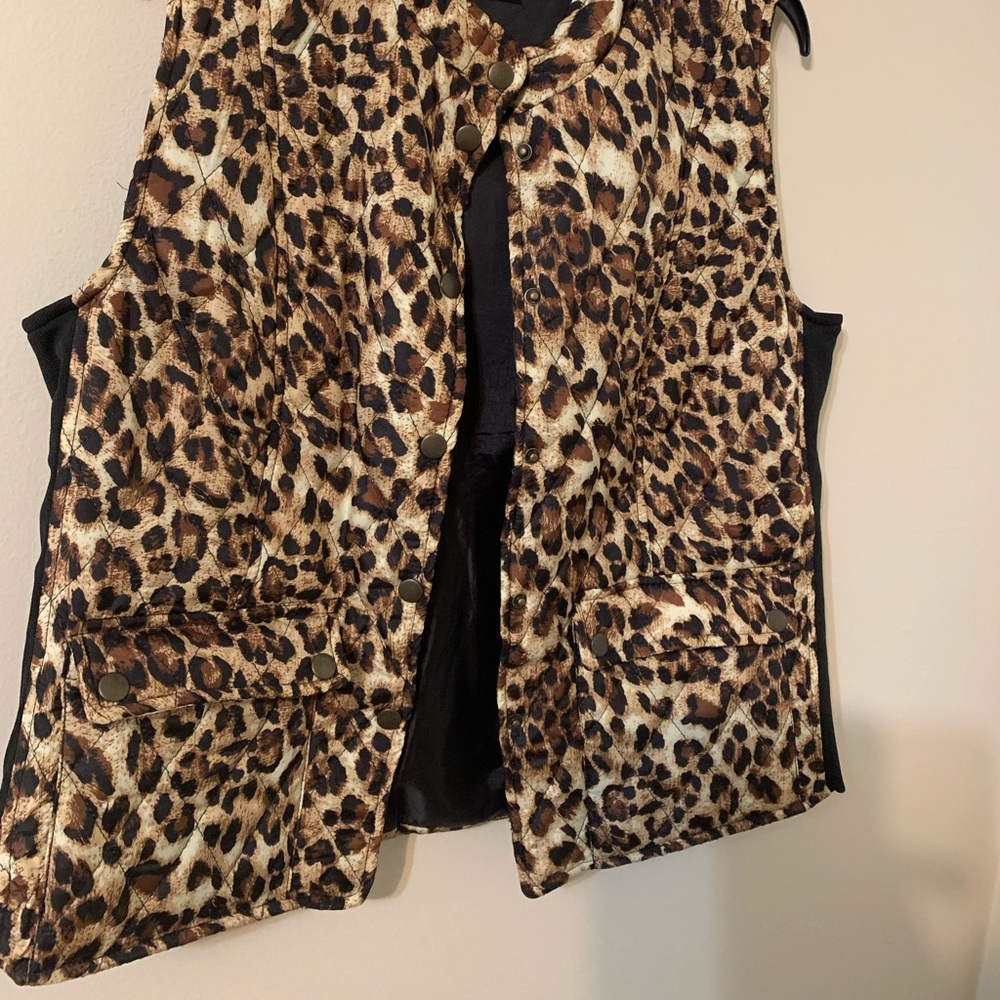NEW DIRECTIONS Snap Up Front Vest size Medium